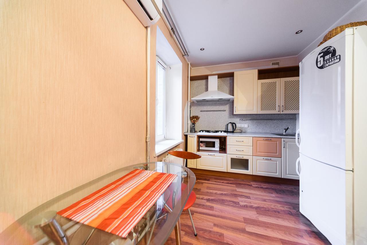 Apartment On Hryhoriia Chuprynky Kiev Luaran gambar