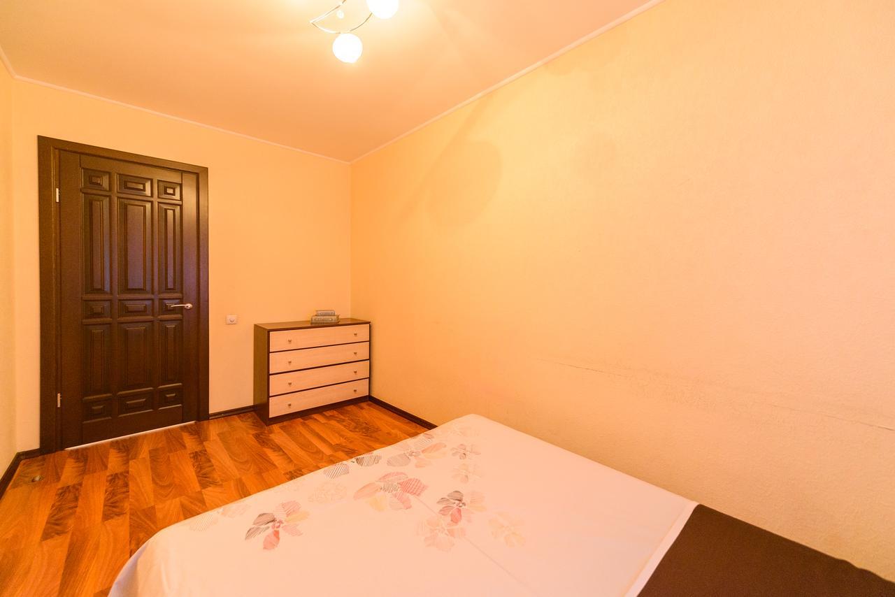 Apartment On Hryhoriia Chuprynky Kiev Luaran gambar