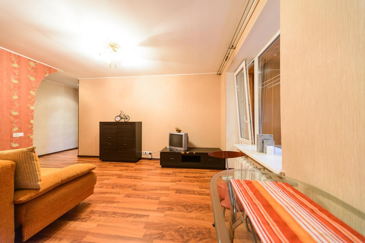 Apartment On Hryhoriia Chuprynky Kiev Luaran gambar